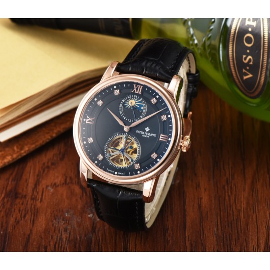 时尚新款 PATEK PHILIPPE【新年巨献 最高版本】百达翡丽超级多功能系列(功能 12字位日月星辰显示 6字位飞达显示)和原装一样的带水平压纹工艺,带荧光刻度 ,42mm直径。316L精钢镀金,原装进口镀膜水晶镜面。字面的外钻为施华洛世奇钻,通透闪亮,气质非凡。在目前技术范畴内尽可能接近原装,此款腕表让您驾驭所有场合。 时尚新款 PATEK PHILIPPE【新年巨献 最高版本】百达翡丽超级多功能系列(功能 12字位日月星辰显示 6字位飞达显示)和原装一样的带水平压纹工艺,带荧光刻度 ,42mm直径。316L精钢镀金,原装进口镀膜水晶镜面。字面的外钻为施华洛世奇钻,通透闪亮,气质非凡。在目前技术范畴内尽可能接近原装,此款腕表让您驾驭所有场合。