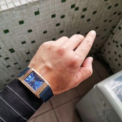 2020首发 积家 Reverso Tribute双面双时区翻转腕表 简洁的小三针正面素雅、温和，规整的反面拥有昼夜显示以及第二时区显示功能，佩戴者仅需一个翻转的瞬间，第二表盘的秘密便尽数呈现。腕表中有两种“面容”呈现，可以迎合佩戴者身处的场景、穿搭以及变换的喜好，既具备耐看的潜质，又可以随时随地更改“容颜”，令人沉迷。机芯:854A/2（百万级研发 手动机械 一机双面双时区）尺寸:49*29mm表带:意大利小牛皮