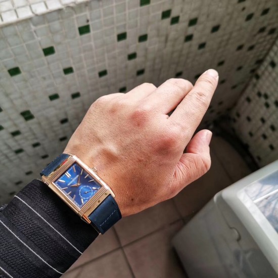 2020首发 积家 Reverso Tribute双面双时区翻转腕表 简洁的小三针正面素雅、温和,规整的反面拥有昼夜显示以及第二时区显示功能,佩戴者仅需一个翻转的瞬间,第二表盘的秘密便尽数呈现。腕表中有两种“面容”呈现,可以迎合佩戴者身处的场景、穿搭以及变换的喜好,既具备耐看的潜质,又可以随时随地更改“容颜”,令人沉迷。机芯:854A/2(百万级研发 手动机械 一机双面双时区)尺寸:49*29mm表带:意大利小牛皮 2020首发 积家 Reverso Tribute双面双时区翻转腕表 简洁的小三针正面素雅、温和,规整的反面拥有昼夜显示以及第二时区显示功能,佩戴者仅需一个翻转的瞬间,第二表盘的秘密便尽数呈现。腕表中有两种“面容”呈现,可以迎合佩戴者身处的场景、穿搭以及变换的喜好,既具备耐看的潜质,又可以随时随地更改“容颜”,令人沉迷。机芯:854A/2(百万级研发 手动机械 一机双面双时区)尺寸:49*29mm表带:意大利小牛皮