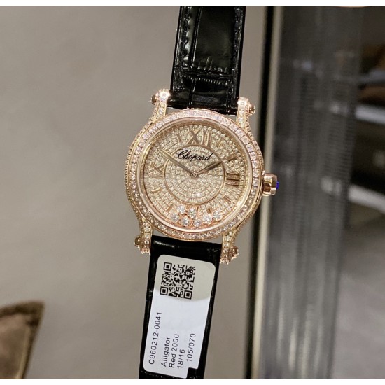 实拍 为你带来快乐——推出萧邦chopard Happy Sport满钻腕表！①卓越时计源于精湛工艺，双层蓝宝水晶玻璃之间，7颗施华洛世奇快乐彩钻活灵活现，完美诠释原装的韵味和感觉，镶满钻的表壳比例匀称，做工精湛，颗颗美钻饱满挺拔。②字面为了追求完美，耗时耗力，每一个刻度和英文logo都经过多次的独立开模，耗费多套模板，为你带来最接近原装的字面效果！③机芯采用进口石英机芯走时精准，④表带方面，为追求极致以及每一位客户的体验感，不惜成本采用牛皮皮表带，为你带来最高的体验手感制表技艺和宝石镶嵌完美融合！
