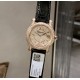 实拍 为你带来快乐——推出萧邦chopard Happy Sport满钻腕表！①卓越时计源于精湛工艺，双层蓝宝水晶玻璃之间，7颗施华洛世奇快乐彩钻活灵活现，完美诠释原装的韵味和感觉，镶满钻的表壳比例匀称，做工精湛，颗颗美钻饱满挺拔。②字面为了追求完美，耗时耗力，每一个刻度和英文logo都经过多次的独立开模，耗费多套模板，为你带来最接近原装的字面效果！③机芯采用进口石英机芯走时精准，④表带方面，为追求极致以及每一位客户的体验感，不惜成本采用牛皮皮表带，为你带来最高的体验手感制表技艺和宝石镶嵌完美融合！