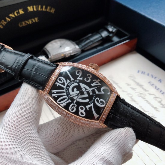 法兰克穆勒-Franck Muller 深受时尚男士及众多明星追捧的顶级腕表品牌,法兰克穆勒的标志性特征是其酒桶型表壳和夸张的弧度设计敖,采用手工镶砖手法制作,同时也拥有精湛的制表工艺,搭配全自动日本机械机芯,法兰克穆勒手表凝聚了无限心血、承载了无尽情感,是鉴赏家眼中出类拔萃敖、独一无二的完美杰作。尺寸55mmx42mmx13。FM-club™ 倾情推荐❗️ 法兰克穆勒-Franck Muller 深受时尚男士及众多明星追捧的顶级腕表品牌,法兰克穆勒的标志性特征是其酒桶型表壳和夸张的弧度设计敖,采用手工镶砖手法制作,同时也拥有精湛的制表工艺,搭配全自动日本机械机芯,法兰克穆勒手表凝聚了无限心血、承载了无尽情感,是鉴赏家眼中出类拔萃敖、独一无二的完美杰作。尺寸55mmx42mmx13。FM-club™ 倾情推荐❗️