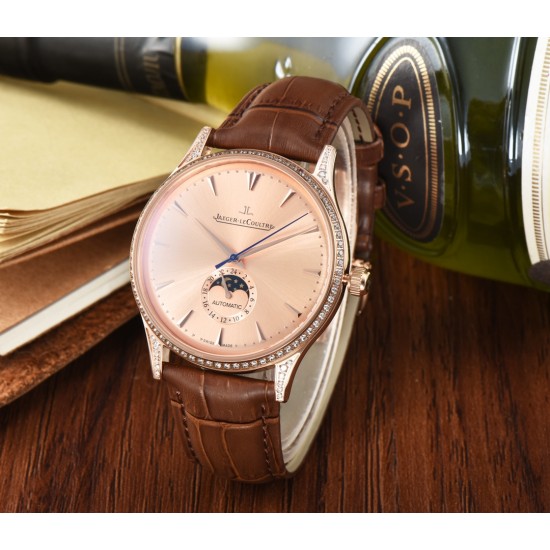 Jaeger-leCoultre Master Ultra Thin Moon积家超薄月相大师系列42mm腕表,简洁的线条设计,赏心悦目的表盘。 显示令表盘尽显活力,6位24小时指针宛如一幕和谐美妙的腕上芭蕾。透过玻璃底盖,机芯运行一目了然。这款厚度仅5.8毫米的超薄机芯向世人证实,超凡的技艺和极尽复杂的功能可以在狭小的空间内完美展现。顶级出品 精品不断 Jaeger-leCoultre Master Ultra Thin Moon积家超薄月相大师系列42mm腕表,简洁的线条设计,赏心悦目的表盘。 显示令表盘尽显活力,6位24小时指针宛如一幕和谐美妙的腕上芭蕾。透过玻璃底盖,机芯运行一目了然。这款厚度仅5.8毫米的超薄机芯向世人证实,超凡的技艺和极尽复杂的功能可以在狭小的空间内完美展现。顶级出品 精品不断