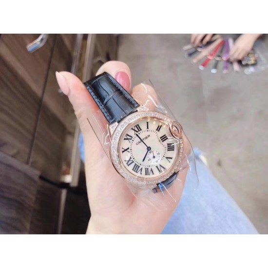 卡地亚 CARTIER 蓝气球奢华系列,316L精钢材质,简约又别具品味,摒弃了现代盛行的繁复华丽的修饰,以简约重新诠释唯美,打造独家高品质,采用高级珍珠贝母制作出表盘,优雅精致高贵气质尽显无漏。尺寸36mm*12mm。 卡地亚 CARTIER 蓝气球奢华系列,316L精钢材质,简约又别具品味,摒弃了现代盛行的繁复华丽的修饰,以简约重新诠释唯美,打造独家高品质,采用高级珍珠贝母制作出表盘,优雅精致高贵气质尽显无漏。尺寸36mm*12mm。
