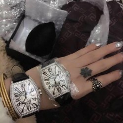 法穆兰 Franck Muller 是深受时尚白领及众多明星追捧的顶级腕表品牌，法兰克穆勒的标志性特征是其酒桶型表壳和夸张的弧度设计，同时也拥有精湛的制表工艺，法兰克穆勒手表凝聚了无限心血、承载了无尽情感，是鉴赏家眼中出类拔萃、独一无二的完美杰作。尺寸32mm*45mm*12mm。
