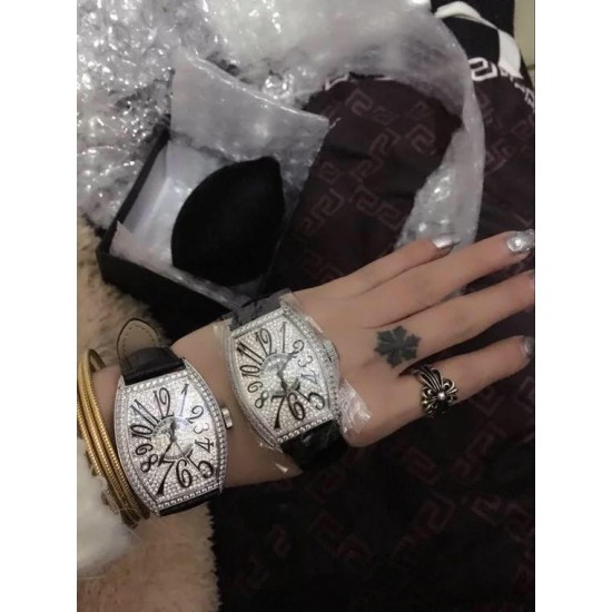 法穆兰 Franck Muller 是深受时尚白领及众多明星追捧的顶级腕表品牌,法兰克穆勒的标志性特征是其酒桶型表壳和夸张的弧度设计,同时也拥有精湛的制表工艺,法兰克穆勒手表凝聚了无限心血、承载了无尽情感,是鉴赏家眼中出类拔萃、独一无二的完美杰作。尺寸32mm*45mm*12mm。 法穆兰 Franck Muller 是深受时尚白领及众多明星追捧的顶级腕表品牌,法兰克穆勒的标志性特征是其酒桶型表壳和夸张的弧度设计,同时也拥有精湛的制表工艺,法兰克穆勒手表凝聚了无限心血、承载了无尽情感,是鉴赏家眼中出类拔萃、独一无二的完美杰作。尺寸32mm*45mm*12mm。