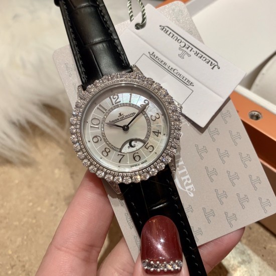 实拍 积家-Jaeger-LeCoultre DAZZLING RENDEZ- VOUS MOON约会系列月相珠宝腕表月之女神,是浪漫与柔美的象征,她掌管着大自然中的潮起潮落和季节更替,是艺术家与诗人们的灵感源泉,在温润莹亮的白色珍珠母贝映衬下,晶莹璀璨的钻石散发出夜空般的静谧之美,表圈镶嵌108颗钻石,组成两个环绕表壳的同心圆。由36颗以爪镶工艺镶嵌的钻石组成的外圈,为光芒闪耀的表圈营造出轻盈美妙的质感,尺寸36mm的精钢表壳搭配进口瑞士石英,采用蓝宝石水晶玻璃。 实拍 积家-Jaeger-LeCoultre DAZZLING RENDEZ- VOUS MOON约会系列月相珠宝腕表月之女神,是浪漫与柔美的象征,她掌管着大自然中的潮起潮落和季节更替,是艺术家与诗人们的灵感源泉,在温润莹亮的白色珍珠母贝映衬下,晶莹璀璨的钻石散发出夜空般的静谧之美,表圈镶嵌108颗钻石,组成两个环绕表壳的同心圆。由36颗以爪镶工艺镶嵌的钻石组成的外圈,为光芒闪耀的表圈营造出轻盈美妙的质感,尺寸36mm的精钢表壳搭配进口瑞士石英,采用蓝宝石水晶玻璃。