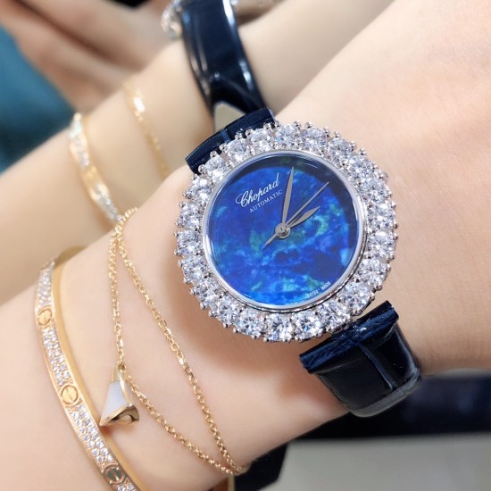 实拍 萧邦新款不断 重点推荐 重磅来袭 LHEUR DU DIAMANT珠宝镶系列,全套精钢镂空打造,光滑精致无暇,采用最新手法三爪镶石工艺,与原装正品一致,尺寸及细节完美至无可挑剔,整表美轮美奂由你任意搭配出行或各种宴会派对,该款专用进口机械机芯,整机保持原状态无改动,稳定性众所周知!表扣饱满不显臃肿,七颗钻石及整个表扣呈现的弧度与镂空的鸟巢壳身完美绝配,搭配之对应效果令你无可挑剔,表带制作精良,狠下本钱采用进口高光牛皮 一点也不逊于市场的一般鳄鱼皮。 实拍 萧邦新款不断 重点推荐 重磅来袭 LHEUR DU DIAMANT珠宝镶系列,全套精钢镂空打造,光滑精致无暇,采用最新手法三爪镶石工艺,与原装正品一致,尺寸及细节完美至无可挑剔,整表美轮美奂由你任意搭配出行或各种宴会派对,该款专用进口机械机芯,整机保持原状态无改动,稳定性众所周知!表扣饱满不显臃肿,七颗钻石及整个表扣呈现的弧度与镂空的鸟巢壳身完美绝配,搭配之对应效果令你无可挑剔,表带制作精良,狠下本钱采用进口高光牛皮 一点也不逊于市场的一般鳄鱼皮。