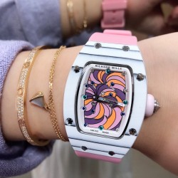 实拍 最新理查珐琅棉花糖理查德米勒 RichardMille 珐琅棉花糖 最新爆款 bon bon系列最稀有的作品！克服传统工艺打破模式！钟表最受尊敬的技术之一。不是所有人的嫁妆，棉花糖运动曲线和颜色，它们是诱人的。有了理查德米勒，实现了把棉花糖戴在你的手腕上！白色陶瓷加上黄粉绿搪瓷表盘，RM-07柔和的颜色创造了一个组合...甜蜜！糖果店的一次旅行，一个让人难以置信的艺术品。你会戴上它吗？