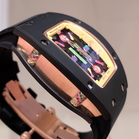 实拍 最新理查珐琅棉花糖理查德米勒 RichardMille 珐琅棉花糖 最新爆款 bon bon系列最稀有的作品!克服传统工艺打破模式!钟表最受尊敬的技术之一。不是所有人的嫁妆,棉花糖运动曲线和颜色,它们是诱人的。有了理查德米勒,实现了把棉花糖戴在你的手腕上!白色陶瓷加上黄粉绿搪瓷表盘,RM-07柔和的颜色创造了一个组合...甜蜜!糖果店的一次旅行,一个让人难以置信的艺术品。你会戴上它吗? 实拍 最新理查珐琅棉花糖理查德米勒 RichardMille 珐琅棉花糖 最新爆款 bon bon系列最稀有的作品!克服传统工艺打破模式!钟表最受尊敬的技术之一。不是所有人的嫁妆,棉花糖运动曲线和颜色,它们是诱人的。有了理查德米勒,实现了把棉花糖戴在你的手腕上!白色陶瓷加上黄粉绿搪瓷表盘,RM-07柔和的颜色创造了一个组合...甜蜜!糖果店的一次旅行,一个让人难以置信的艺术品。你会戴上它吗?