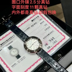 真钻来了 伯爵“时来运转”顶级奢侈品入门款第一眼看到它的时候我一眼就中，首先是外观设计足够百搭，➕上外层一圈可来回转动 很有寓意、一起“转动，遇见非凡”。大号34mm，深蓝色鳄鱼皮可轻松拆卸 看上去就高端，机芯采用瑞士进口石英机芯，螺旋式表圈316L精钢打磨抛光 表面光亮如镜、表盘内圈钻石刻度真钻，圈口外镶2.5分真钻 ，字面刻度11颗真钻，内外都是真钻 ，如假包换附上一表一证