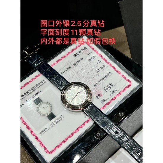 真钻来了 伯爵“时来运转”顶级奢侈品入门款第一眼看到它的时候我一眼就中,首先是外观设计足够百搭,➕上外层一圈可来回转动 很有寓意、一起“转动,遇见非凡”。大号34mm,深蓝色鳄鱼皮可轻松拆卸 看上去就高端,机芯采用瑞士进口石英机芯,螺旋式表圈316L精钢打磨抛光 表面光亮如镜、表盘内圈钻石刻度真钻,圈口外镶2.5分真钻 ,字面刻度11颗真钻,内外都是真钻 ,如假包换附上一表一证 真钻来了 伯爵“时来运转”顶级奢侈品入门款第一眼看到它的时候我一眼就中,首先是外观设计足够百搭,➕上外层一圈可来回转动 很有寓意、一起“转动,遇见非凡”。大号34mm,深蓝色鳄鱼皮可轻松拆卸 看上去就高端,机芯采用瑞士进口石英机芯,螺旋式表圈316L精钢打磨抛光 表面光亮如镜、表盘内圈钻石刻度真钻,圈口外镶2.5分真钻 ,字面刻度11颗真钻,内外都是真钻 ,如假包换附上一表一证