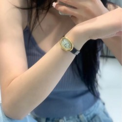 实拍 全网独家首发❗️Baignoire浴缸系列腕表，典雅欧风浴缸形状，完美演绎卡地亚的经典美学，涌现腕表设计的焕新力量卡家又一经典之作浴缸系列。实物拿到手的时候大吃一惊，颜值高 ！椭圆外型的感觉正是典雅欧风浴缸形状，这也太好看了吧！Baignoire浴缸系列腕表，小号表款，石英机芯。镶嵌一颗凸圆形蓝宝石。镀银表盘，剑形蓝钢指针，蓝宝石水晶镜面。灰褐色鳄鱼皮表带。表壳尺寸：32x26毫米厚度：8毫米防水深度3巴（约30米）生活防水。