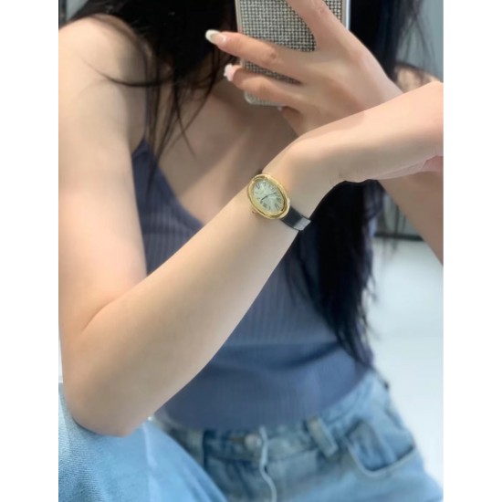 实拍 全网独家首发❗️Baignoire浴缸系列腕表,典雅欧风浴缸形状,完美演绎卡地亚的经典美学,涌现腕表设计的焕新力量卡家又一经典之作浴缸系列。实物拿到手的时候大吃一惊,颜值高 !椭圆外型的感觉正是典雅欧风浴缸形状,这也太好看了吧!Baignoire浴缸系列腕表,小号表款,石英机芯。镶嵌一颗凸圆形蓝宝石。镀银表盘,剑形蓝钢指针,蓝宝石水晶镜面。灰褐色鳄鱼皮表带。表壳尺寸:32x26毫米厚度:8毫米防水深度3巴(约30米)生活防水。 实拍 全网独家首发❗️Baignoire浴缸系列腕表,典雅欧风浴缸形状,完美演绎卡地亚的经典美学,涌现腕表设计的焕新力量卡家又一经典之作浴缸系列。实物拿到手的时候大吃一惊,颜值高 !椭圆外型的感觉正是典雅欧风浴缸形状,这也太好看了吧!Baignoire浴缸系列腕表,小号表款,石英机芯。镶嵌一颗凸圆形蓝宝石。镀银表盘,剑形蓝钢指针,蓝宝石水晶镜面。灰褐色鳄鱼皮表带。表壳尺寸:32x26毫米厚度:8毫米防水深度3巴(约30米)生活防水。