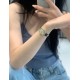 实拍 全网独家首发❗️Baignoire浴缸系列腕表,典雅欧风浴缸形状,完美演绎卡地亚的经典美学,涌现腕表设计的焕新力量卡家又一经典之作浴缸系列。实物拿到手的时候大吃一惊,颜值高 !椭圆外型的感觉正是典雅欧风浴缸形状,这也太好看了吧!Baignoire浴缸系列腕表,小号表款,石英机芯。镶嵌一颗凸圆形蓝宝石。镀银表盘,剑形蓝钢指针,蓝宝石水晶镜面。灰褐色鳄鱼皮表带。表壳尺寸:32x26毫米厚度:8毫米防水深度3巴(约30米)生活防水。 实拍 全网独家首发❗️Baignoire浴缸系列腕表,典雅欧风浴缸形状,完美演绎卡地亚的经典美学,涌现腕表设计的焕新力量卡家又一经典之作浴缸系列。实物拿到手的时候大吃一惊,颜值高 !椭圆外型的感觉正是典雅欧风浴缸形状,这也太好看了吧!Baignoire浴缸系列腕表,小号表款,石英机芯。镶嵌一颗凸圆形蓝宝石。镀银表盘,剑形蓝钢指针,蓝宝石水晶镜面。灰褐色鳄鱼皮表带。表壳尺寸:32x26毫米厚度:8毫米防水深度3巴(约30米)生活防水。