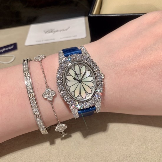 萧邦   LHEURE DU DIAMANT MEDIUM OVAL 此款LHeure du Diamant 椭圆形切割贝壳雕纹镶钻表盘 环以点缀钻石的表圈 优雅气韵 时尚风格和萧邦精湛的手工艺尽显无遗 光华耀眼