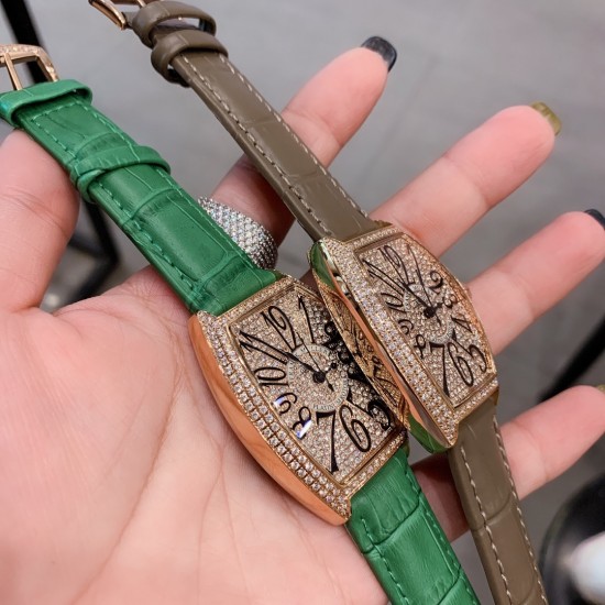 ✔️✔️法兰克穆勒 FranckMuller 36mm*45mm酒桶型表壳和夸张的弧度设计满足了小女生对FM的热爱✔️✔️
