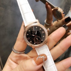 OMEGA【欧米茄】女士腕表，每一个产品都是以女神标准打造的，总能让你惊喜收获魅力加分，奢华时尚丝毫不减以往，但却多了一分简约的清新气息，不管是哪款欧米茄腕表从来都无需考虑配搭问题，二针半星空面 纯钢表壳镶嵌施华洛水晶，进口机芯，矿物质钢化镀膜镜面，进口牛皮表带，原装折叠表扣，尺寸:35mm ️心随表动 我随心动