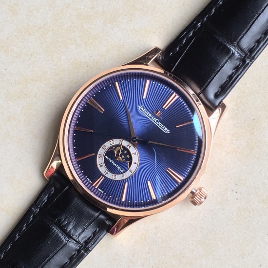 Jaeger-leCoultre Master Ultra Thin Moon积家超薄月相大师系列42mm腕表,简洁的线条设计,赏心悦目的表盘。 显示令表盘尽显活力,6位24小时指针宛如一幕和谐美妙的腕上芭蕾。透过玻璃底盖,机芯运行一目了然。这款厚度仅5.8毫米的超薄机芯向世人证实,超凡的技艺和极尽复杂的功能可以在狭小的空间内完美展现。顶级出品 精品不断 Jaeger-leCoultre Master Ultra Thin Moon积家超薄月相大师系列42mm腕表,简洁的线条设计,赏心悦目的表盘。 显示令表盘尽显活力,6位24小时指针宛如一幕和谐美妙的腕上芭蕾。透过玻璃底盖,机芯运行一目了然。这款厚度仅5.8毫米的超薄机芯向世人证实,超凡的技艺和极尽复杂的功能可以在狭小的空间内完美展现。顶级出品 精品不断