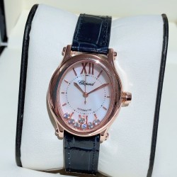 实拍 萧邦-ChopardHappy Sport Oval 石英版本腕表精钢表壳制表工艺与优雅美学风格巧妙结合，以此来展示女性魅力和技术性能。玫瑰金真空电镀材质，既优雅又时尚，以圆润柔美的曲线演绎隽永女性魅力。萧邦对象征永恒的椭圆形展现新颖诠释，打造出一款献给女性的臻礼，许下一个象征快乐的诚挚诺言。Happy Spor欢快嬉戏、自由旋转的水钻珠子在两片蓝宝石水晶之间愉悦轻舞。表壳 约30mm珍珠贝壳彩色表盘搭配光泽亮皮纹表带针扣穿戴C表扣。