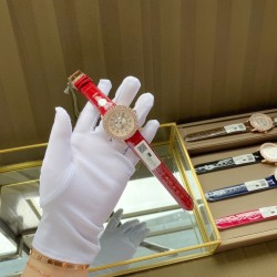 实拍 v18出品 狠货来袭 积家 约会大师 升级版最新24小时日月星辰 日月分明 女士腕表 珠宝镶钻设计风格首次使用高级珠宝的爪镶工艺而非常罕见轨道镶嵌！采用锆石材料。鲜艳光泽强！壳套：珠宝镶钻表壳、316L精钢玻璃：采用蓝宝石水晶表镜表盘：珍珠母贝镶钻表盘、台湾厂立体数字真钉立体！太阳月亮浮现出立体效果24小时日月分明表带：美洲鳄鱼皮表带尺寸：直径36mm，厚度8.8mm机芯：瑞士进口机芯体现出高贵优雅气质、材质进口质量保证零0⃣返修