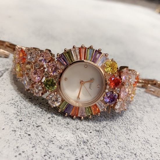 Chopard 萧邦 新款彩钻腕表：精致奢华；整表采用镶嵌技术；珍珠母贝、创意珠宝系列女士腕表镶嵌明亮式切割钻石、圆形切割钻石和蛋形彩锆石、这不仅是一款非凡的腕表，更堪称一件珠宝工艺杰作，完美结合创意、彩色宝石和打破常规的切割，彰显着品牌的魅力．壳直径33mm、