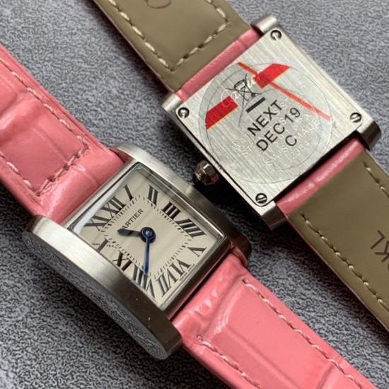 实拍 ♥️新版小牛皮来袭♥️2020最新卡地亚法国坦克Cartier Tank Franaise系列,一款百搭性价比又高的手表 搭配全新专柜欧版风格定制的原厂表带,进口瑞士石英机芯。八角形表冠,镶嵌一颗凸圆形合成尖晶石,剑形蓝钢指针,蓝宝石水晶镜面,采用与原装一致的实心内罩,尺寸:25 x 20mm。佩戴舒适柔软服帖,上手显得高贵又典雅,很气质很女人独家货源。 实拍 ♥️新版小牛皮来袭♥️2020最新卡地亚法国坦克Cartier Tank Franaise系列,一款百搭性价比又高的手表 搭配全新专柜欧版风格定制的原厂表带,进口瑞士石英机芯。八角形表冠,镶嵌一颗凸圆形合成尖晶石,剑形蓝钢指针,蓝宝石水晶镜面,采用与原装一致的实心内罩,尺寸:25 x 20mm。佩戴舒适柔软服帖,上手显得高贵又典雅,很气质很女人独家货源。