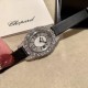实拍 萧邦 LHEURE DU DIAMANT MEDIUM OVAL 此款LHeure du Diamant 椭圆形切割贝壳雕纹镶钻表盘 环以点缀钻石的表圈 优雅气韵 时尚风格和萧邦精湛的手工艺尽显无遗 光华耀眼 实拍 萧邦 LHEURE DU DIAMANT MEDIUM OVAL 此款LHeure du Diamant 椭圆形切割贝壳雕纹镶钻表盘 环以点缀钻石的表圈 优雅气韵 时尚风格和萧邦精湛的手工艺尽显无遗 光华耀眼