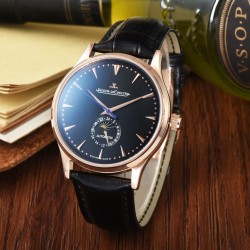 Jaeger-leCoultre Master Ultra Thin Moon积家超薄月相大师系列42mm腕表，简洁的线条设计，赏心悦目的表盘。 显示令表盘尽显活力，6位24小时指针宛如一幕和谐美妙的腕上芭蕾。透过玻璃底盖，机芯运行一目了然。这款厚度仅5.8毫米的超薄机芯向世人证实，超凡的技艺和极尽复杂的功能可以在狭小的空间内完美展现。顶级出品 精品不断