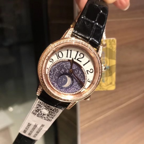 实拍 积家约会系列月相腕表延续了约会系列的独特美学,以珍珠母贝打造一轮皎洁明月,伴以钻石镶饰的璀璨星光,衬于深邃的蓝天表盘之上,可谓“晃所有人的眼,露自己的脸”,将女士的优雅浪漫萦绕腕间,俘获了芳心无数。进口石英机芯,蓝宝石镜面,原装折叠扣,表盘宽34mm,厚9mm。 实拍 积家约会系列月相腕表延续了约会系列的独特美学,以珍珠母贝打造一轮皎洁明月,伴以钻石镶饰的璀璨星光,衬于深邃的蓝天表盘之上,可谓“晃所有人的眼,露自己的脸”,将女士的优雅浪漫萦绕腕间,俘获了芳心无数。进口石英机芯,蓝宝石镜面,原装折叠扣,表盘宽34mm,厚9mm。