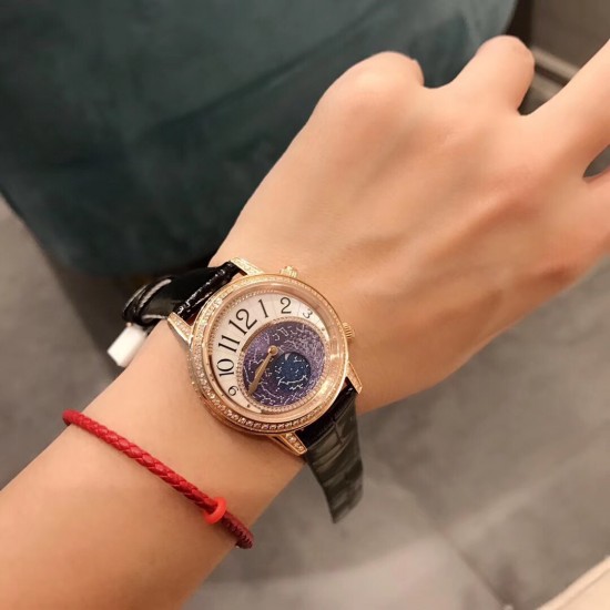 积家约会系列月相腕表延续了约会系列的独特美学,以珍珠母贝打造一轮皎洁明月,伴以钻石镶饰的璀璨星光,衬于深邃的蓝天表盘之上,可谓“晃所有人的眼,露自己的脸”,将女士的优雅浪漫萦绕腕间,俘获了芳心无数。进口石英机芯,蓝宝石镜面,原装折叠扣,表盘宽34mm,厚9mm。 积家约会系列月相腕表延续了约会系列的独特美学,以珍珠母贝打造一轮皎洁明月,伴以钻石镶饰的璀璨星光,衬于深邃的蓝天表盘之上,可谓“晃所有人的眼,露自己的脸”,将女士的优雅浪漫萦绕腕间,俘获了芳心无数。进口石英机芯,蓝宝石镜面,原装折叠扣,表盘宽34mm,厚9mm。
