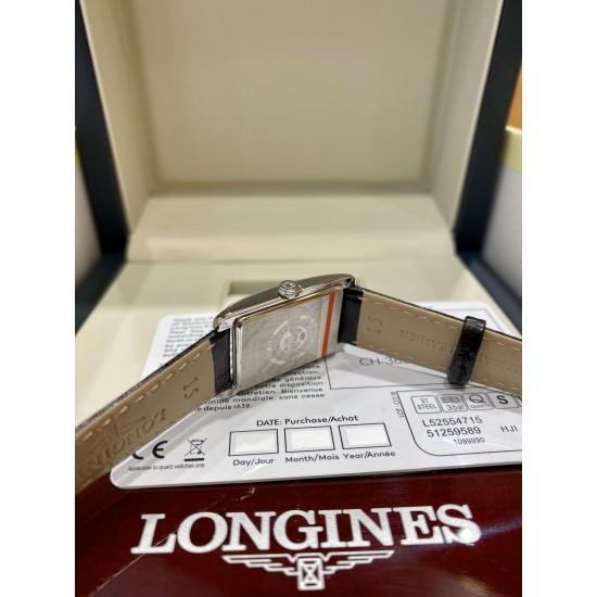 LA厂出品 浪琴表黛绰维纳20.80 X 32.00mm 石英女士腕表!正品原装机芯L178石英机芯!拥有低电量提醒功能!石英机芯没电了秒针会四秒一跳!这个时候就需要换电池啦!浪琴排名皇后级别的当属黛绰维纳系列女表 以意大利语中的Dolce Vita为名 寓意甜美生活 寓意意式生活邂逅现代浪漫 通过几何线条与柔美曲线塑造出现代优雅与妩媚姿态 银色表盘的雕花、以及蓝钢指针等精致细节都烘托出佩戴者纯正的优雅与贵气 ! LA厂出品 浪琴表黛绰维纳20.80 X 32.00mm 石英女士腕表!正品原装机芯L178石英机芯!拥有低电量提醒功能!石英机芯没电了秒针会四秒一跳!这个时候就需要换电池啦!浪琴排名皇后级别的当属黛绰维纳系列女表 以意大利语中的Dolce Vita为名 寓意甜美生活 寓意意式生活邂逅现代浪漫 通过几何线条与柔美曲线塑造出现代优雅与妩媚姿态 银色表盘的雕花、以及蓝钢指针等精致细节都烘托出佩戴者纯正的优雅与贵气 !