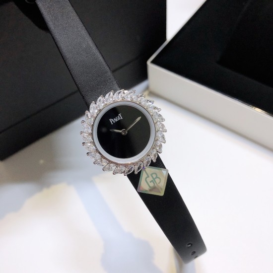 ❤️伯爵-PIAGET 全新高级珠宝系列,18K白金.玫瑰金,镶饰24颗马眼型切割美钻(约3.84克拉)是高级珠宝制作的一大挑战;钻石散发的耀眼光芒,皮带采用轻柔的缎面材质,与钻石造型形成优雅对比。原装尺寸31X7.8mm ❤️伯爵-PIAGET 全新高级珠宝系列,18K白金.玫瑰金,镶饰24颗马眼型切割美钻(约3.84克拉)是高级珠宝制作的一大挑战;钻石散发的耀眼光芒,皮带采用轻柔的缎面材质,与钻石造型形成优雅对比。原装尺寸31X7.8mm