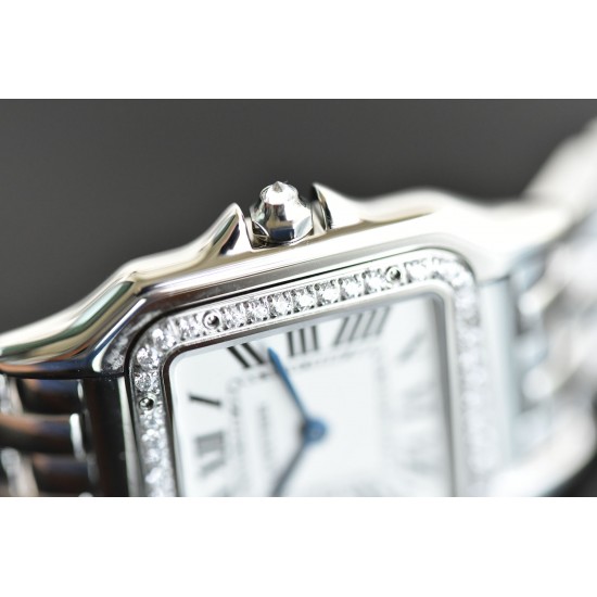 实拍 GF最强女表系列——卡地亚猎豹Panthre de Cartier。华丽而不羁,是Panthre de Cartier猎豹所传达的美学风格。它线条流畅,魅惑动人,柔软服帖于腕间,宛若在肌肤上翩翩起舞。独特的造型彰显成熟优雅、自信动人的女性形象。GF工厂以精湛技艺,原装开模,打造出与正品无异的精美流线表耳,与表壳一体成型。搭载瑞士朗达石英机芯,316L精钢壳套,尺寸:27 x 37毫米,厚度:6毫米,表冠镶嵌一颗合成蓝色尖晶石,镀银表盘,剑形蓝钢指针,100%三度防水。搭配专柜旅行包装物料。 实拍 GF最强女表系列——卡地亚猎豹Panthre de Cartier。华丽而不羁,是Panthre de Cartier猎豹所传达的美学风格。它线条流畅,魅惑动人,柔软服帖于腕间,宛若在肌肤上翩翩起舞。独特的造型彰显成熟优雅、自信动人的女性形象。GF工厂以精湛技艺,原装开模,打造出与正品无异的精美流线表耳,与表壳一体成型。搭载瑞士朗达石英机芯,316L精钢壳套,尺寸:27 x 37毫米,厚度:6毫米,表冠镶嵌一颗合成蓝色尖晶石,镀银表盘,剑形蓝钢指针,100%三度防水。搭配专柜旅行包装物料。