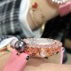 品牌:宝玑-Breguet ™️系列:珠宝系列 现推出石英版本 宝玑GJ29BB8924/5D58 雕花珍珠贝母 镶钻 女士腕表表壳电镀18K金鹅卵形表壳,外缘镶嵌24颗明亮式切割钻石和一颗日本Akoya 海水珍珠。尺寸:34.4 x 28.7毫米。表盘为玑镂刻花珍珠母贝。12点位置镶嵌宝玑铭牌。偏心小时刻度环,3点、6点、9点和12点位置设有钻石时标。宝玑经典针尖镂空式蓝钢指针。镌刻编号和Breguet隐形签名。丝缎表带,搭配折叠镶钻表扣。 品牌:宝玑-Breguet ™️系列:珠宝系列 现推出石英版本 宝玑GJ29BB8924/5D58 雕花珍珠贝母 镶钻 女士腕表表壳电镀18K金鹅卵形表壳,外缘镶嵌24颗明亮式切割钻石和一颗日本Akoya 海水珍珠。尺寸:34.4 x 28.7毫米。表盘为玑镂刻花珍珠母贝。12点位置镶嵌宝玑铭牌。偏心小时刻度环,3点、6点、9点和12点位置设有钻石时标。宝玑经典针尖镂空式蓝钢指针。镌刻编号和Breguet隐形签名。丝缎表带,搭配折叠镶钻表扣。