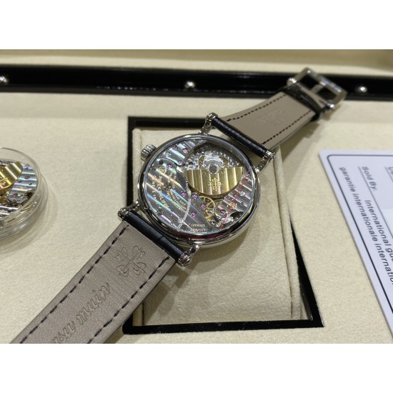 表中之王——百达翡丽   2021新款百达古典系列女款，型号7200R-001，表盘字面采用与官方一致乳白色粒纹表盘和金质立体字块，蓝宝石双卜玻璃，搭配超薄全自动机械机芯cal.240，超薄款牛皮，针扣款式与官方一致，表径34.6mm，厚度9.5mm，颜值真的不输积家卡地亚呀越看越美[哇]
