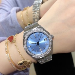 实拍【Vacheron Constantin江诗丹顿】纵横四海系列OVERSEAS女款小号型钢带款——一款极具魅力和旅行精神的女性腕表【表壳】直径36mm适合大部分女性佩戴，84颗圆形切割施华洛水更是钻璀璨夺目 【表盘】简约的大三针设计  旭日纹缎面拉丝的工艺处理 深邃优雅 时标均带白色夜光涂层 【机芯】CITIZEN8系列改Cal.5300机芯（机芯稳定零返修 ） 原装18k纳米镀金质摆陀！