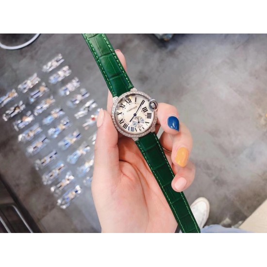 卡地亚 CARTIER 蓝气球奢华系列,316L精钢材质,简约又别具品味,摒弃了现代盛行的繁复华丽的修饰,以简约重新诠释唯美,打造独家高品质,采用高级珍珠贝母制作出表盘,优雅精致高贵气质尽显无漏。尺寸36mm*12mm。 卡地亚 CARTIER 蓝气球奢华系列,316L精钢材质,简约又别具品味,摒弃了现代盛行的繁复华丽的修饰,以简约重新诠释唯美,打造独家高品质,采用高级珍珠贝母制作出表盘,优雅精致高贵气质尽显无漏。尺寸36mm*12mm。