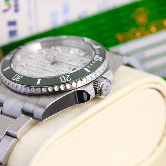 新款 首推 ROLEX 精品最热门的劳力士潜水表 全新款升级版 高档次字面 表带表扣细节 更加漂亮,抛光表扣 316L精钢表壳,尺寸:40mm*12mm,蓝宝石镜面,超强夜光,装置全新进口机械机芯 ,做工一流、完美出品、独家高端品质,商务休闲必备 出货实拍! 新款 首推 ROLEX 精品最热门的劳力士潜水表 全新款升级版 高档次字面 表带表扣细节 更加漂亮,抛光表扣 316L精钢表壳,尺寸:40mm*12mm,蓝宝石镜面,超强夜光,装置全新进口机械机芯 ,做工一流、完美出品、独家高端品质,商务休闲必备 出货实拍!