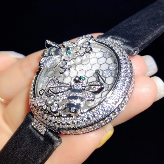 实拍 Cartier-卡地亚 创意宝石BESTIAIRE系列 HPI00480 珐琅 40毫米 石英机芯 女士腕表 黄金表盘 镶钻 半透明黄色内填珐琅 2只黄金蜜蜂装饰 镶嵌明亮式切割圆钻 黄色钻石及黑色珐琅条纹 4枚祖母绿蜂眼 这款腕表由尊贵超凡的金属雕琢而成 并衬以珍奇夺目的宝石 堪称高级珠宝中的真正典范 不仅如此 把一株繁茂的植物或者一只惊艳的动物设计成为表盘的造型 既给品牌创意增添了一丝神秘 又在作品中蕴藏了一份雅致 实拍 Cartier-卡地亚 创意宝石BESTIAIRE系列 HPI00480 珐琅 40毫米 石英机芯 女士腕表 黄金表盘 镶钻 半透明黄色内填珐琅 2只黄金蜜蜂装饰 镶嵌明亮式切割圆钻 黄色钻石及黑色珐琅条纹 4枚祖母绿蜂眼 这款腕表由尊贵超凡的金属雕琢而成 并衬以珍奇夺目的宝石 堪称高级珠宝中的真正典范 不仅如此 把一株繁茂的植物或者一只惊艳的动物设计成为表盘的造型 既给品牌创意增添了一丝神秘 又在作品中蕴藏了一份雅致