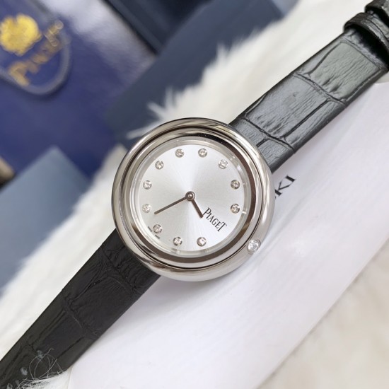 实拍 伯爵-PIAGET 女士腕表 瑞士石英机芯 316L精钢表壳 真牛皮表带 尺寸34*8mm 蓝宝石玻璃镜面 简约的设计,大胆而多彩的配色,以及旋转表圈是伯爵品牌 Possession腕表的特质所在。通过品牌制表师们天马星空的创意,将各个亮色的表带与贵金属、钻石、精钢材质相融,通过圆形盘面的演绎,令全新的 Possession腕表越发闪耀夺目,给人眼前一亮之感。 实拍 伯爵-PIAGET 女士腕表 瑞士石英机芯 316L精钢表壳 真牛皮表带 尺寸34*8mm 蓝宝石玻璃镜面 简约的设计,大胆而多彩的配色,以及旋转表圈是伯爵品牌 Possession腕表的特质所在。通过品牌制表师们天马星空的创意,将各个亮色的表带与贵金属、钻石、精钢材质相融,通过圆形盘面的演绎,令全新的 Possession腕表越发闪耀夺目,给人眼前一亮之感。