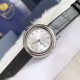 实拍 伯爵-PIAGET 女士腕表 瑞士石英机芯 316L精钢表壳 真牛皮表带 尺寸34*8mm 蓝宝石玻璃镜面 简约的设计,大胆而多彩的配色,以及旋转表圈是伯爵品牌 Possession腕表的特质所在。通过品牌制表师们天马星空的创意,将各个亮色的表带与贵金属、钻石、精钢材质相融,通过圆形盘面的演绎,令全新的 Possession腕表越发闪耀夺目,给人眼前一亮之感。 实拍 伯爵-PIAGET 女士腕表 瑞士石英机芯 316L精钢表壳 真牛皮表带 尺寸34*8mm 蓝宝石玻璃镜面 简约的设计,大胆而多彩的配色,以及旋转表圈是伯爵品牌 Possession腕表的特质所在。通过品牌制表师们天马星空的创意,将各个亮色的表带与贵金属、钻石、精钢材质相融,通过圆形盘面的演绎,令全新的 Possession腕表越发闪耀夺目,给人眼前一亮之感。
