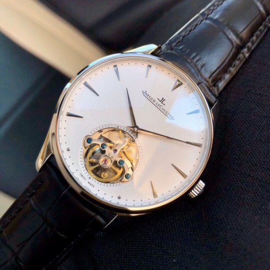 积家(Jaeger-LeCoultre)6字位置置设陀飞轮装置,表盘的设计简约,沉稳,表盘镶贴了立体锥形的时标刻度 腕表表壳采用42mm! 积家(Jaeger-LeCoultre)6字位置置设陀飞轮装置,表盘的设计简约,沉稳,表盘镶贴了立体锥形的时标刻度 腕表表壳采用42mm!