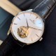 积家(Jaeger-LeCoultre)6字位置置设陀飞轮装置,表盘的设计简约,沉稳,表盘镶贴了立体锥形的时标刻度 腕表表壳采用42mm! 积家(Jaeger-LeCoultre)6字位置置设陀飞轮装置,表盘的设计简约,沉稳,表盘镶贴了立体锥形的时标刻度 腕表表壳采用42mm!
