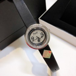 伯爵-PIAGET POSSESSION 系列，全新高级珠宝系列，18K白金镶钻，旋转式表圈，镶嵌37颗圆型美钻，寓意着时来运转，富贵逼人，采用轻柔的缎面材质皮带，与钻石散发的耀眼光芒造型形成优雅对比。Piageet 以逾百年的奢华珠宝腕间闪耀之作铺镶满钻的字面 挑战美学工艺的界限 独特大胆的创意风格与凝练腕间的璀璨美学，正待 与您邂逅。尺寸29X6.8mm「MX实拍」