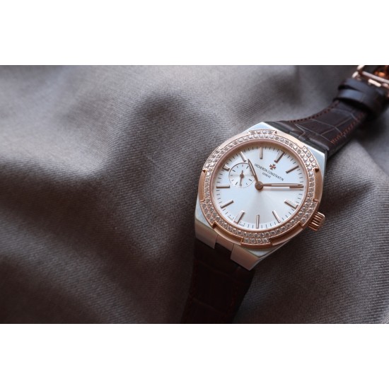★实拍 Vacheron Constantin江诗丹顿纵横四海系列OVERSEAS女款小号型2300v/2305v【表壳】表径3610.8mm 同步原装 质感细腻大方 蓝宝石镜面【字面】表盘经旭日纹缎面拉丝工艺处理 深邃优雅 18k金时标均带白色夜光涂层【机芯】CITIZEN8系列改Cal.5300机芯(机芯稳定零返修 )后原装18k纳米镀金质摆陀【表带扣】半马其他十字三片折叠式表扣 进口牛皮表带越欣赏 越懂欣赏 ★实拍 Vacheron Constantin江诗丹顿纵横四海系列OVERSEAS女款小号型2300v/2305v【表壳】表径3610.8mm 同步原装 质感细腻大方 蓝宝石镜面【字面】表盘经旭日纹缎面拉丝工艺处理 深邃优雅 18k金时标均带白色夜光涂层【机芯】CITIZEN8系列改Cal.5300机芯(机芯稳定零返修 )后原装18k纳米镀金质摆陀【表带扣】半马其他十字三片折叠式表扣 进口牛皮表带越欣赏 越懂欣赏