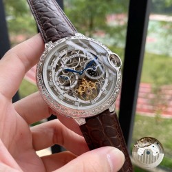 蓝气球系列   精致百搭【最新】：卡地亚最新设计全镂空精品【类型】：精品男士腕表【表带】：真牛皮表带【机芯】：顶级全自动机械机芯【镜面】：矿物质强化玻璃（更高清）品味高雅 浩瀚大气 匠心独运 腕间瑰宝尺寸：直径43mm厚12mm热卖上市！欢迎转载！