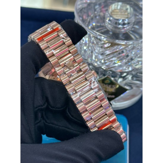 ROLEX 劳力士 冰糖星期日历型系列!独家实拍,玻璃通透,日历对版,针有中轴,牙圈立体。上手就可以玩,手感非常好。40mm直径,严选出品,出货实拍! ROLEX 劳力士 冰糖星期日历型系列!独家实拍,玻璃通透,日历对版,针有中轴,牙圈立体。上手就可以玩,手感非常好。40mm直径,严选出品,出货实拍!