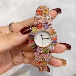 Chopard 萧邦 新款彩钻腕表：精致奢华；整表采用镶嵌技术；珍珠母贝、创意珠宝系列女士腕表镶嵌明亮式切割钻石、圆形切割钻石和蛋形彩锆石、这不仅是一款非凡的腕表，更堪称一件珠宝工艺杰作，完美结合创意、彩色宝石和打破常规的切割，彰显着品牌的魅力．壳直径33mm、