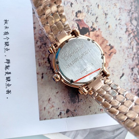 萧邦 Chopard Happy Diamonds 走珠系列腕表。巧妙运用其经典元素，发挥传奇般的大胆创意，展现浓厚的现代气息。天然珍珠贝母表盘搭配罗马、条钉刻度，采用双层玻璃镜面使钻石在表盘悬空游走，进口石英机芯，气质优雅之选，让你举手投足间优雅从容。尺寸32mm*35mm*10mm️